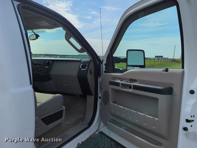 image for item LY9395 2008 Ford F350 Super Duty  pickup truck cab and chassis