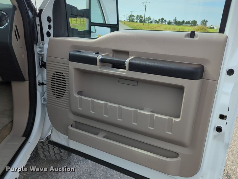 image for item LY9395 2008 Ford F350 Super Duty  pickup truck cab and chassis