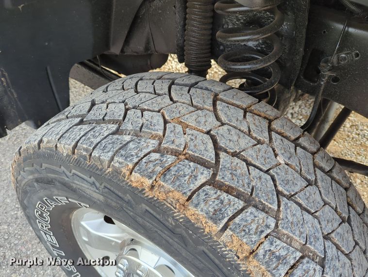 image for item LY9395 2008 Ford F350 Super Duty  pickup truck cab and chassis