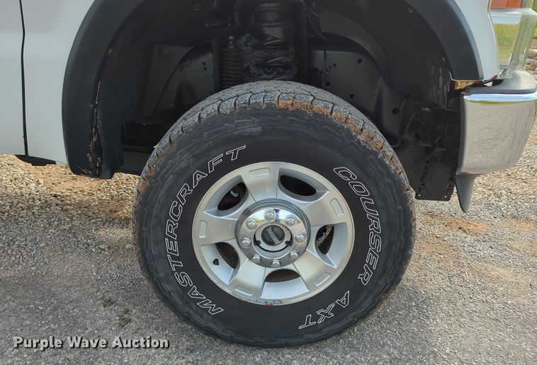 image for item LY9395 2008 Ford F350 Super Duty  pickup truck cab and chassis