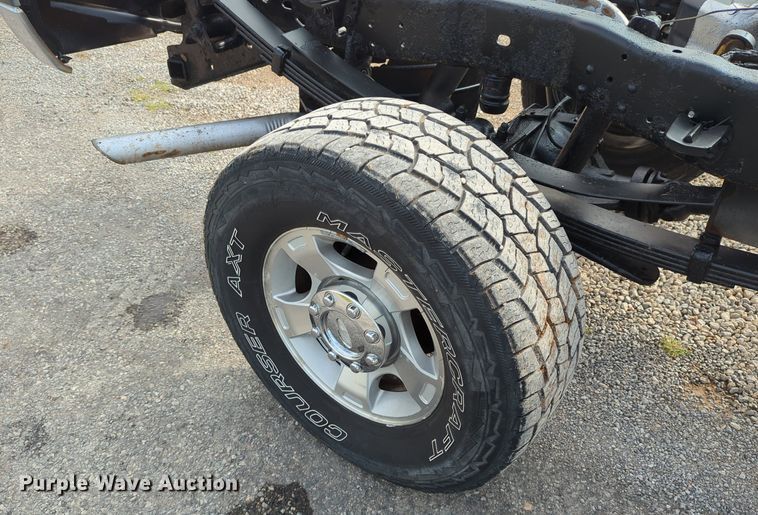 image for item LY9395 2008 Ford F350 Super Duty  pickup truck cab and chassis