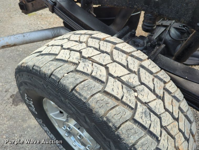 image for item LY9395 2008 Ford F350 Super Duty  pickup truck cab and chassis