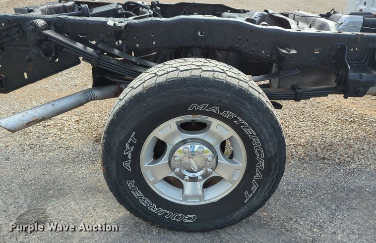 image for item LY9395 2008 Ford F350 Super Duty  pickup truck cab and chassis