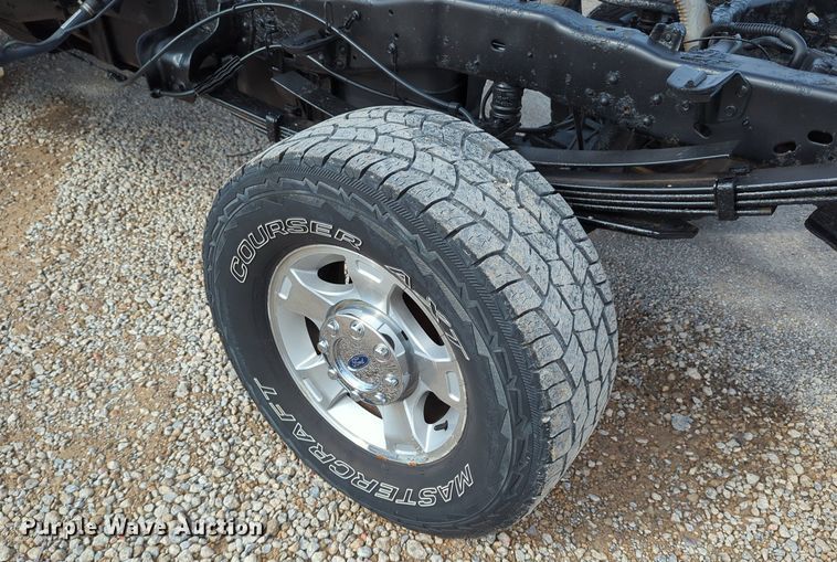 image for item LY9395 2008 Ford F350 Super Duty  pickup truck cab and chassis