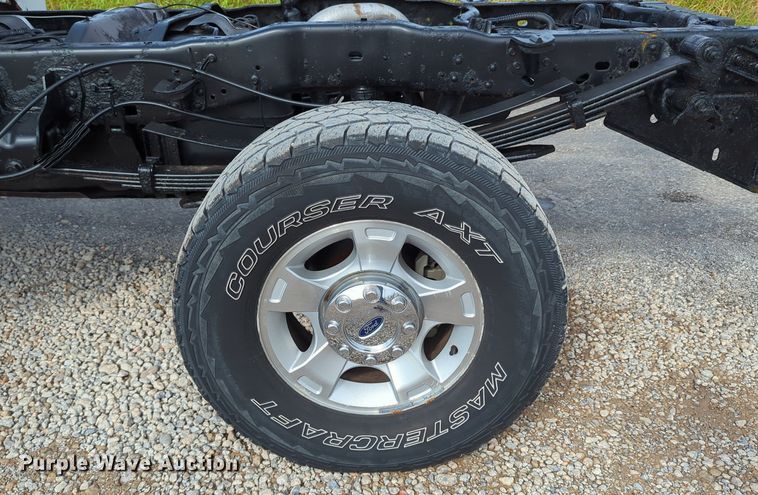 image for item LY9395 2008 Ford F350 Super Duty  pickup truck cab and chassis