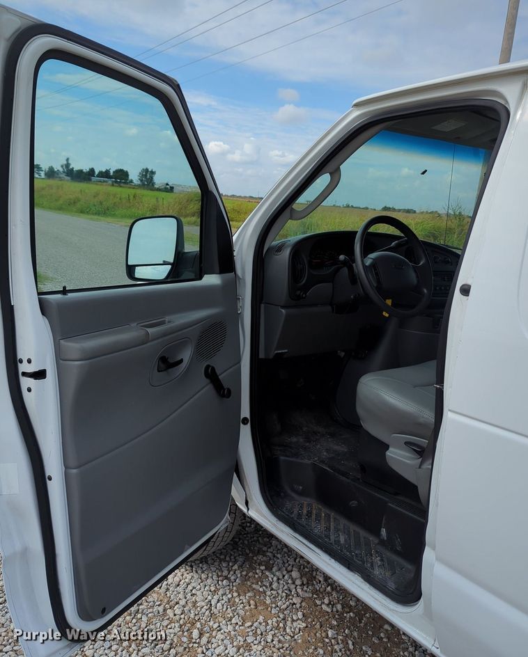 image for item LY9396 2006 Ford E350 Super Duty  refrigerated van