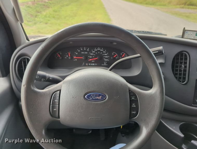 image for item LY9396 2006 Ford E350 Super Duty  refrigerated van