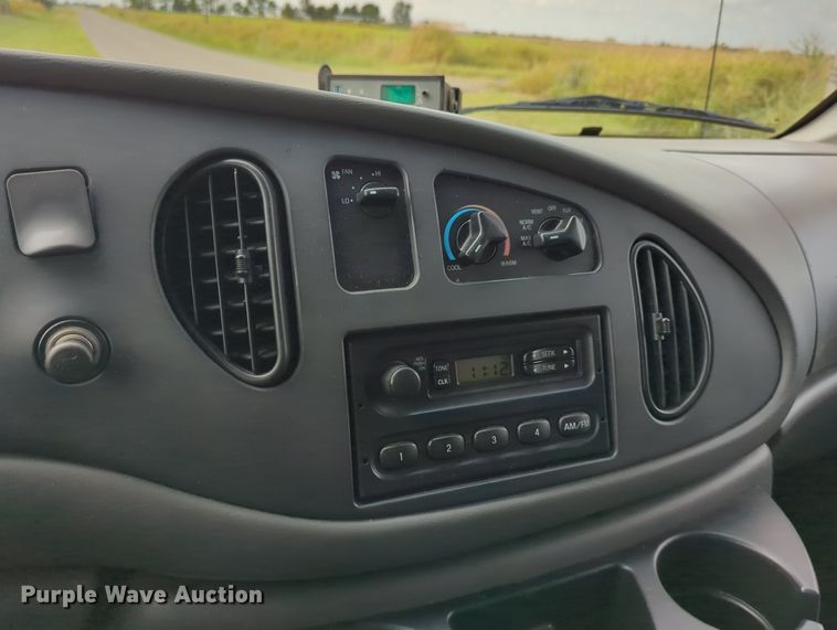 image for item LY9396 2006 Ford E350 Super Duty  refrigerated van