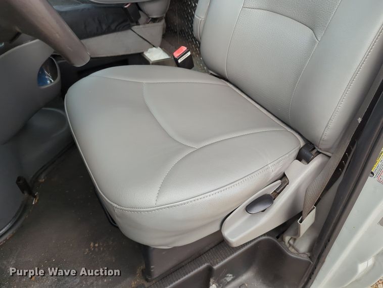 image for item LY9396 2006 Ford E350 Super Duty  refrigerated van