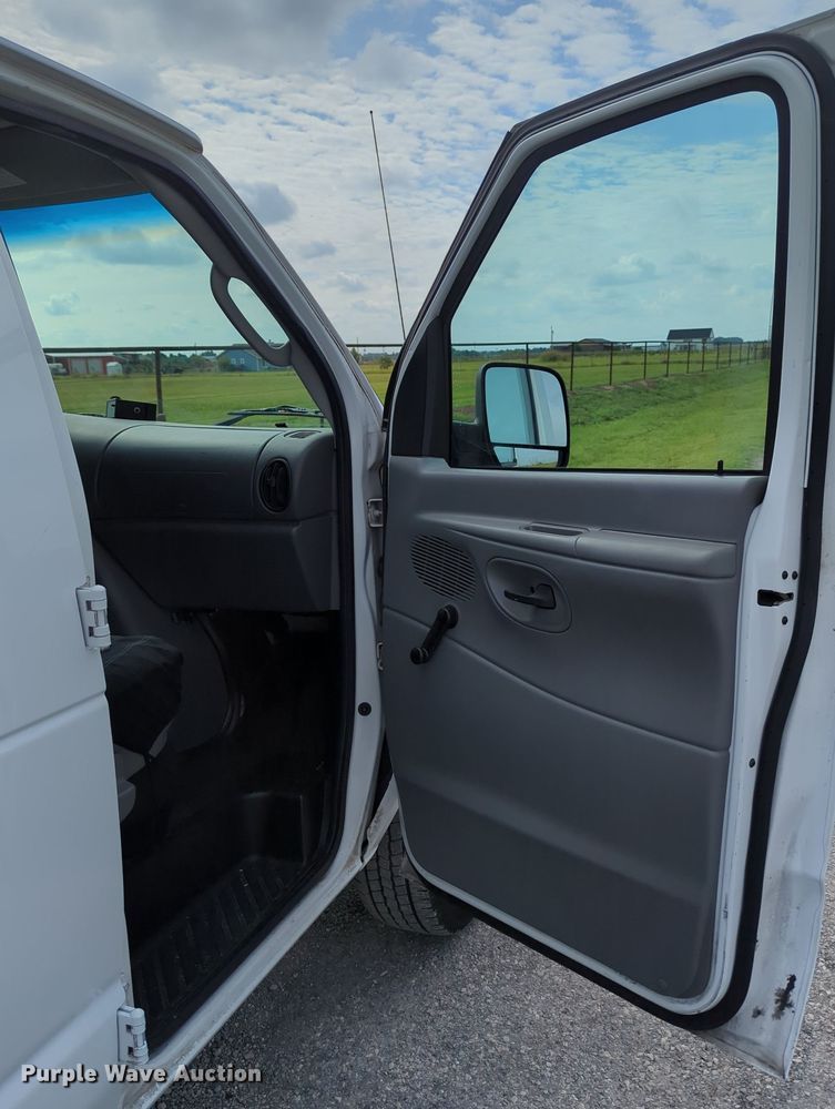 image for item LY9396 2006 Ford E350 Super Duty  refrigerated van