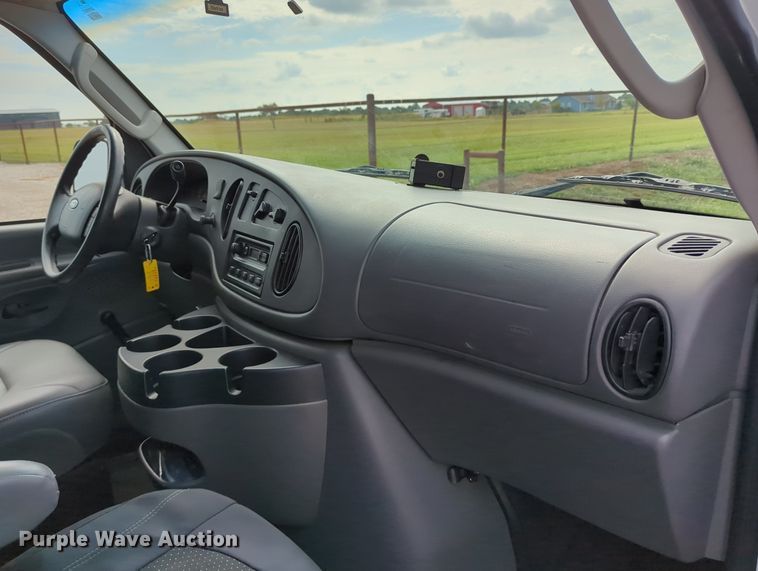 image for item LY9396 2006 Ford E350 Super Duty  refrigerated van