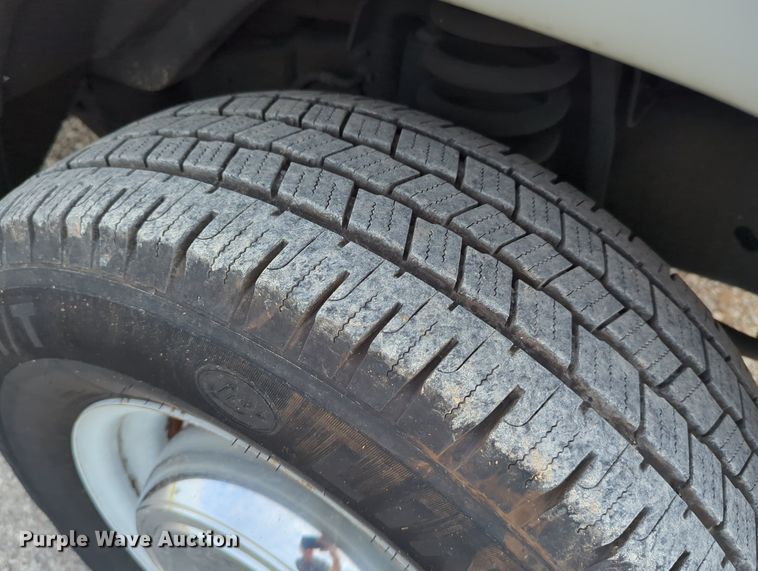 image for item LY9396 2006 Ford E350 Super Duty  refrigerated van