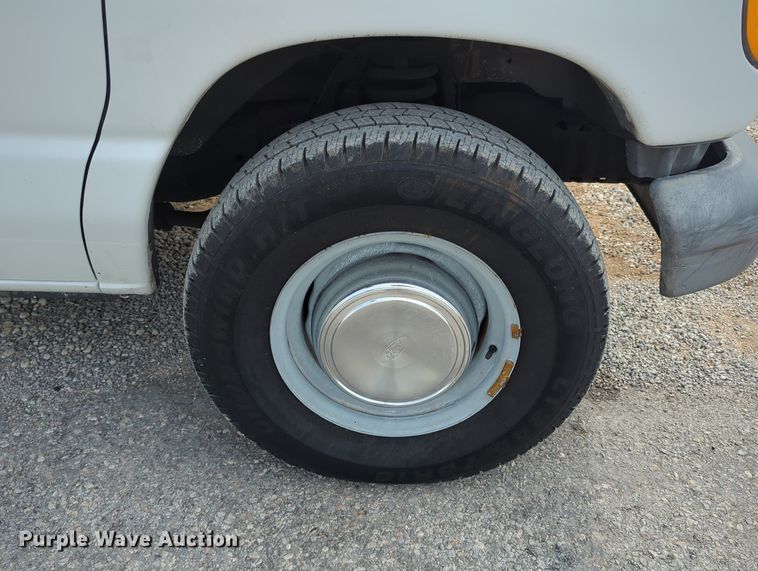 image for item LY9396 2006 Ford E350 Super Duty  refrigerated van