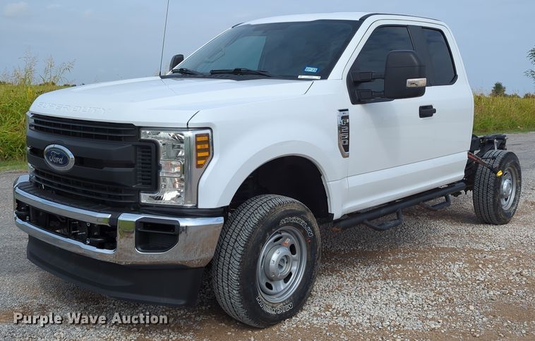 image for item LY9398 2019 Ford F250 Super Duty XL  SuperCab pickup truck cab and chassis