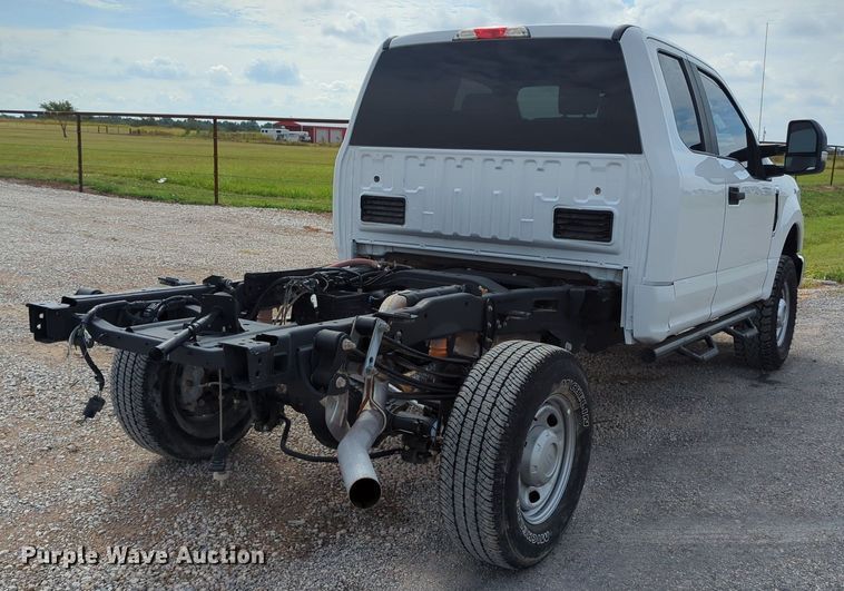 image for item LY9398 2019 Ford F250 Super Duty XL  SuperCab pickup truck cab and chassis