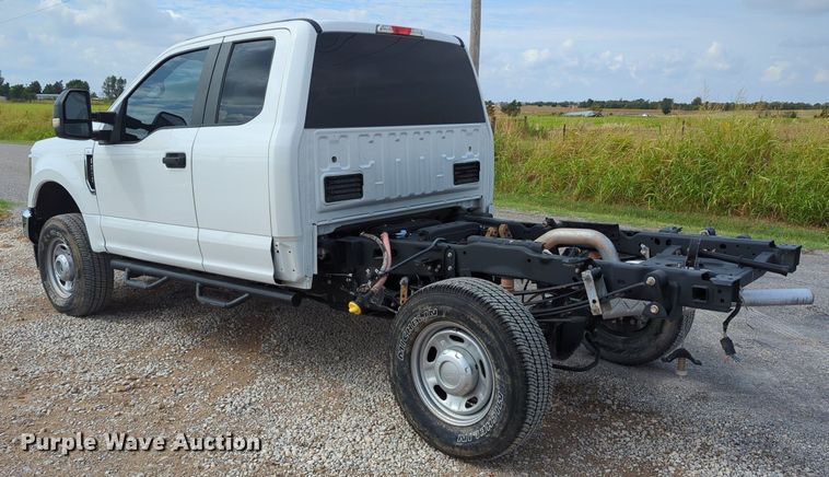 image for item LY9398 2019 Ford F250 Super Duty XL  SuperCab pickup truck cab and chassis
