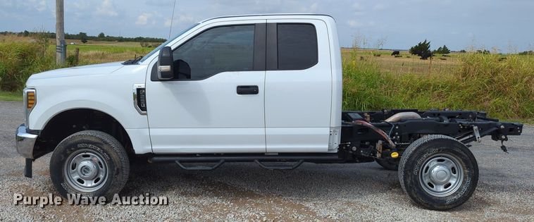 image for item LY9398 2019 Ford F250 Super Duty XL  SuperCab pickup truck cab and chassis