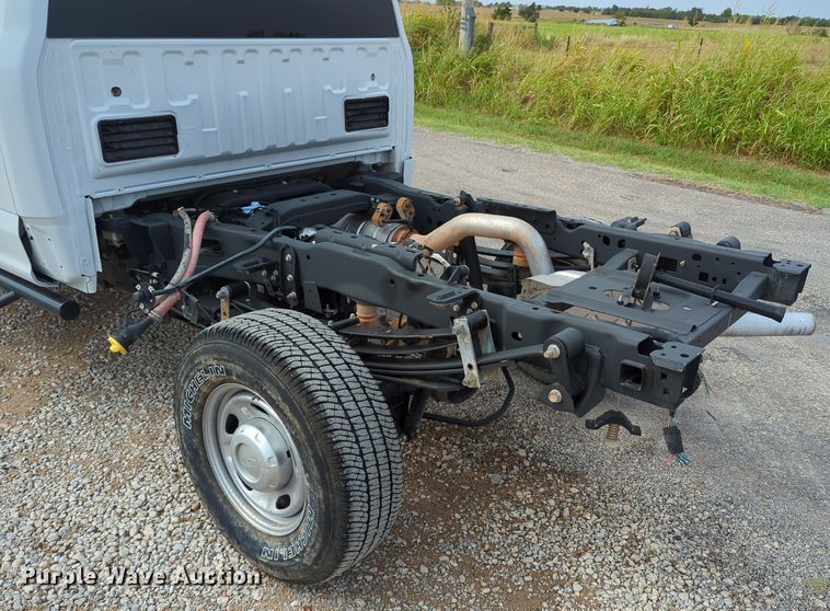 image for item LY9398 2019 Ford F250 Super Duty XL  SuperCab pickup truck cab and chassis