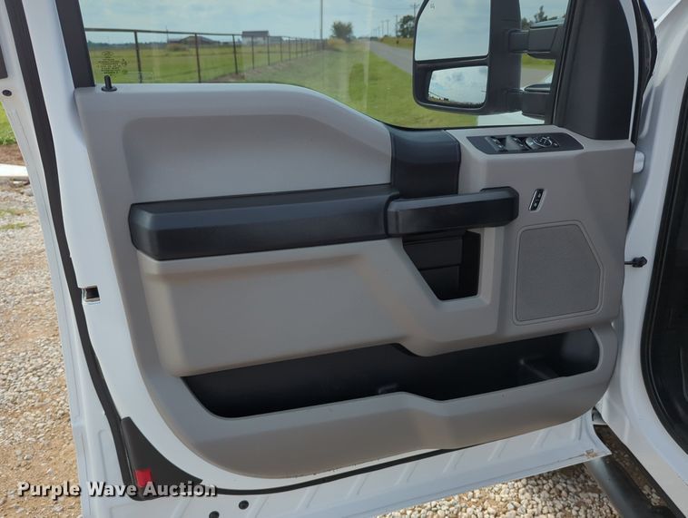 image for item LY9398 2019 Ford F250 Super Duty XL  SuperCab pickup truck cab and chassis