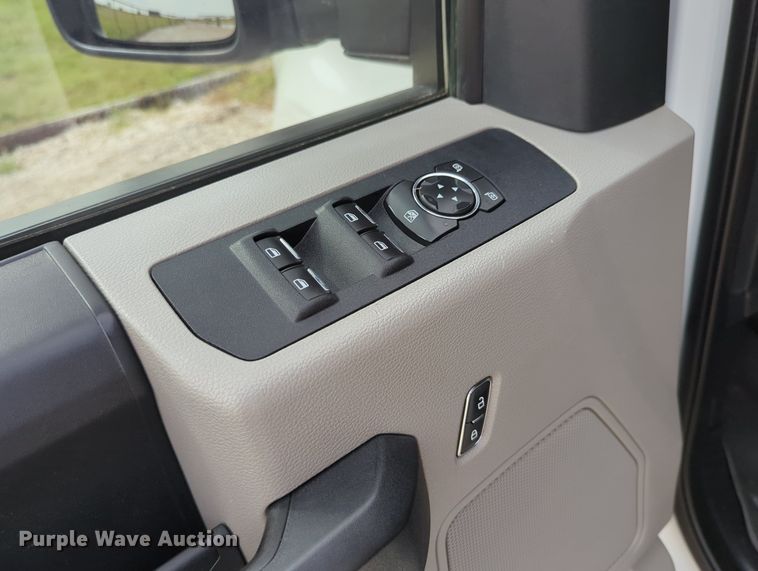 image for item LY9398 2019 Ford F250 Super Duty XL  SuperCab pickup truck cab and chassis