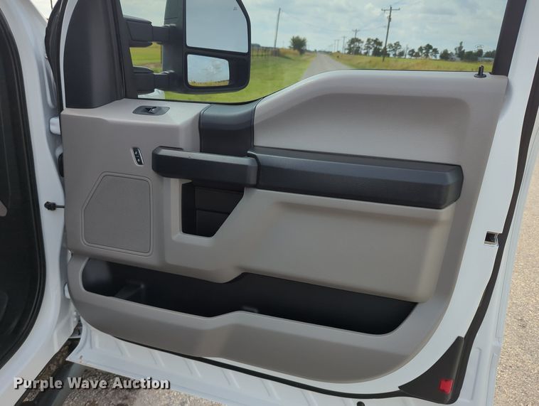 image for item LY9398 2019 Ford F250 Super Duty XL  SuperCab pickup truck cab and chassis