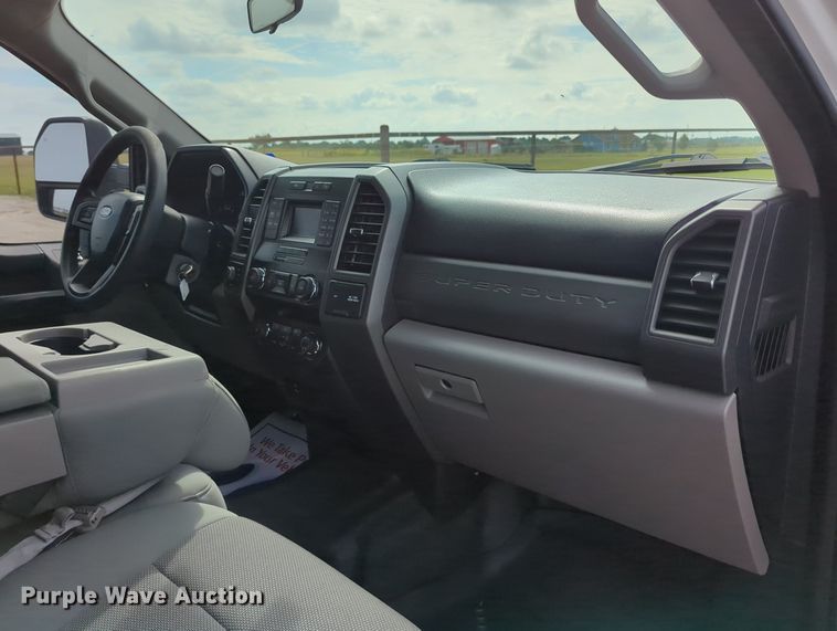 image for item LY9398 2019 Ford F250 Super Duty XL  SuperCab pickup truck cab and chassis