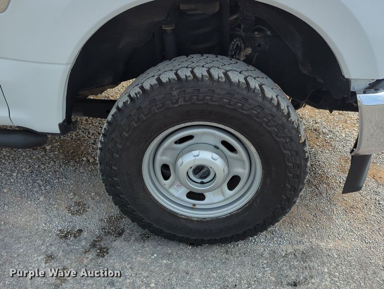 image for item LY9398 2019 Ford F250 Super Duty XL  SuperCab pickup truck cab and chassis