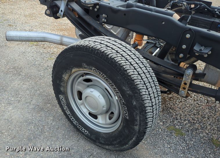 image for item LY9398 2019 Ford F250 Super Duty XL  SuperCab pickup truck cab and chassis