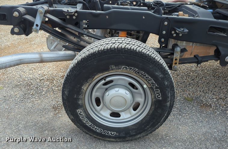 image for item LY9398 2019 Ford F250 Super Duty XL  SuperCab pickup truck cab and chassis