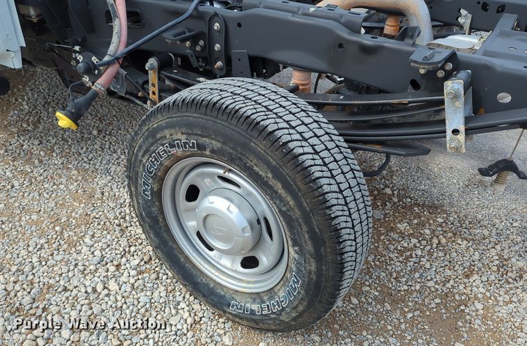 image for item LY9398 2019 Ford F250 Super Duty XL  SuperCab pickup truck cab and chassis