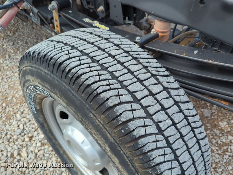 image for item LY9398 2019 Ford F250 Super Duty XL  SuperCab pickup truck cab and chassis