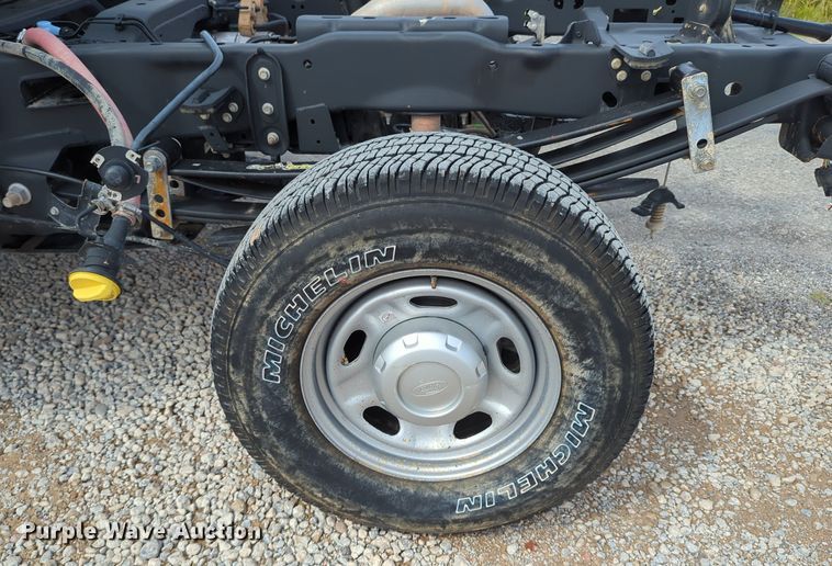 image for item LY9398 2019 Ford F250 Super Duty XL  SuperCab pickup truck cab and chassis