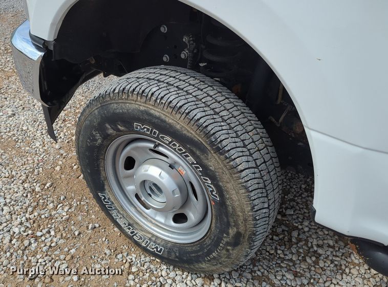 image for item LY9398 2019 Ford F250 Super Duty XL  SuperCab pickup truck cab and chassis