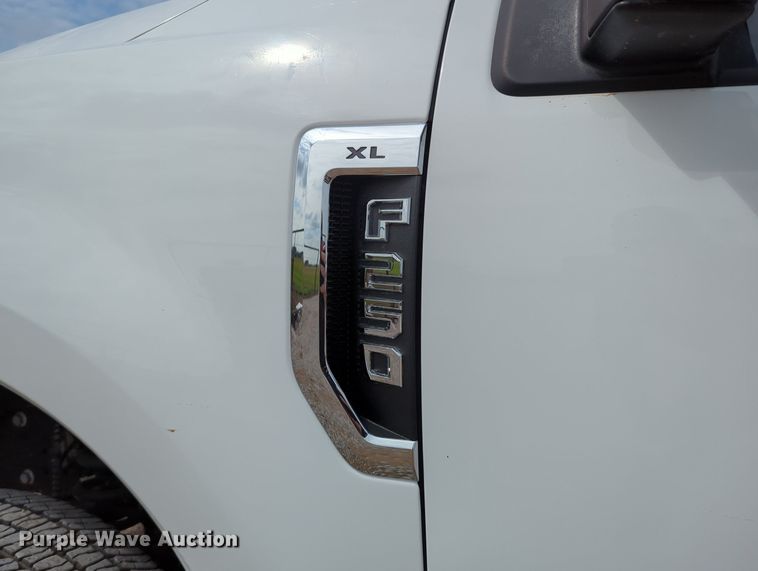 image for item LY9398 2019 Ford F250 Super Duty XL  SuperCab pickup truck cab and chassis