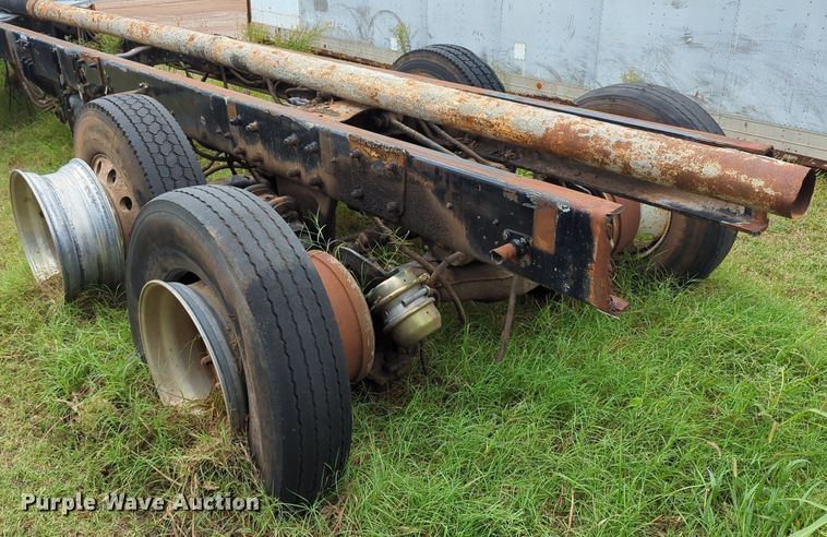 image for item LY9424 2002 Mack MR688S  rear tandem axle assembly