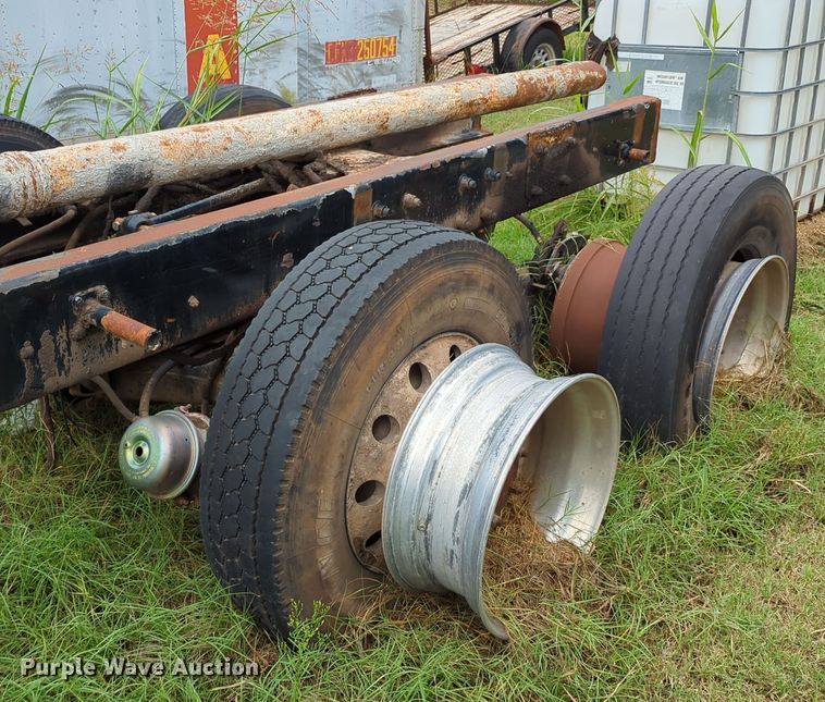 image for item LY9424 2002 Mack MR688S  rear tandem axle assembly