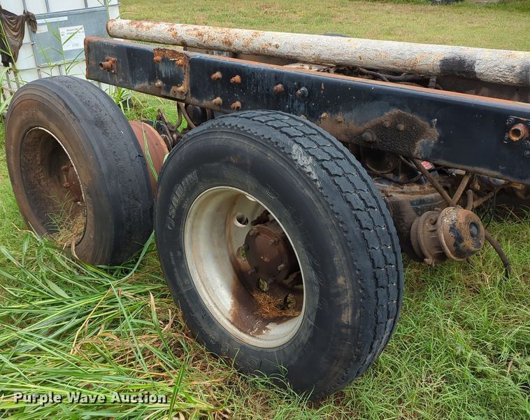 image for item LY9424 2002 Mack MR688S  rear tandem axle assembly