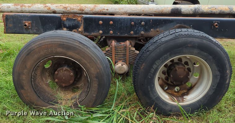 image for item LY9424 2002 Mack MR688S  rear tandem axle assembly