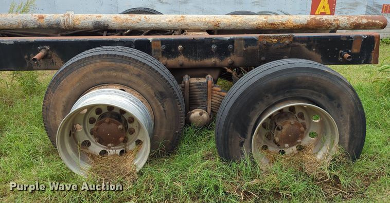 image for item LY9424 2002 Mack MR688S  rear tandem axle assembly