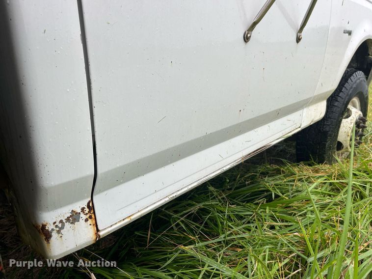 image for item MG9467 1996 Ford F450 Super Duty  flatbed truck