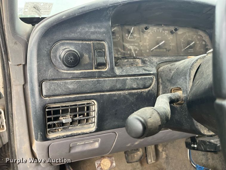 image for item MG9467 1996 Ford F450 Super Duty  flatbed truck