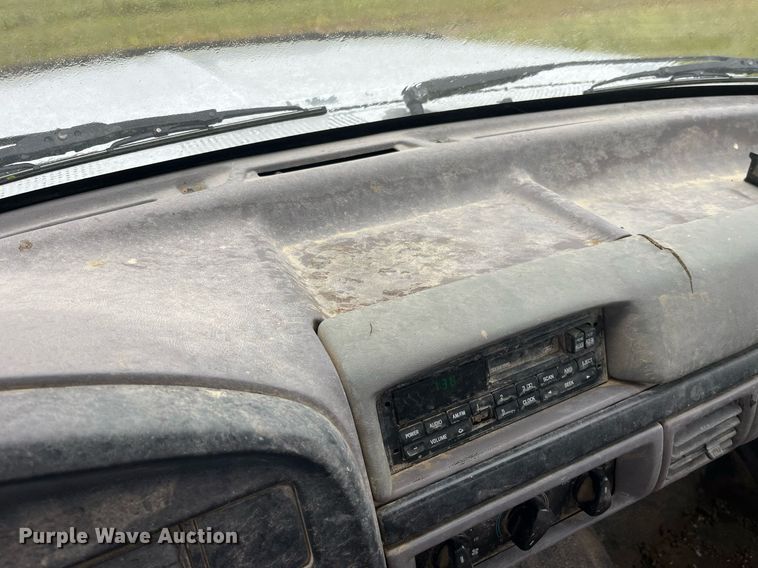 image for item MG9467 1996 Ford F450 Super Duty  flatbed truck