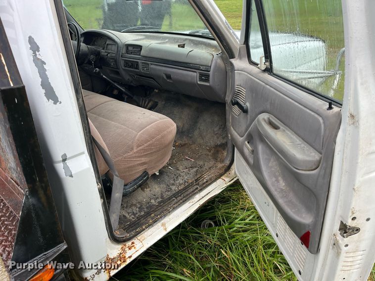 image for item MG9467 1996 Ford F450 Super Duty  flatbed truck