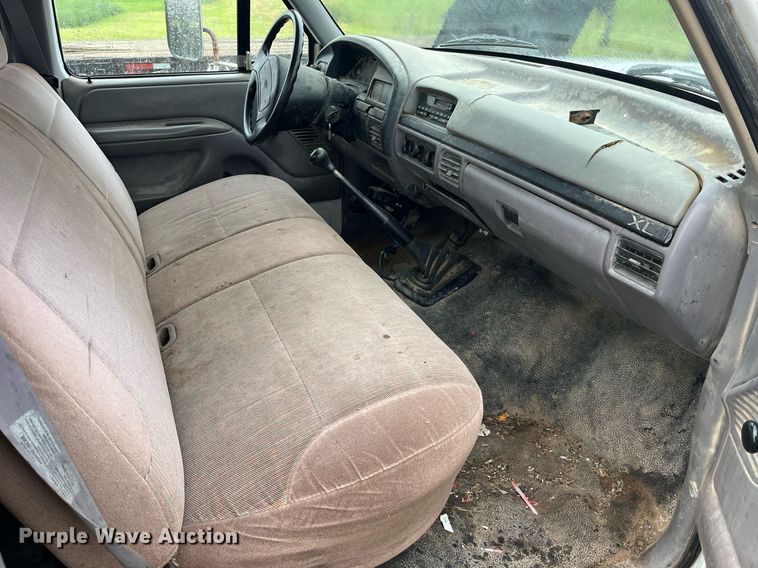 image for item MG9467 1996 Ford F450 Super Duty  flatbed truck