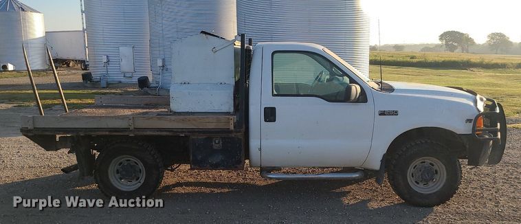 image for item MJ9331 2000 Ford F250 Super Duty  bale bed pickup truck