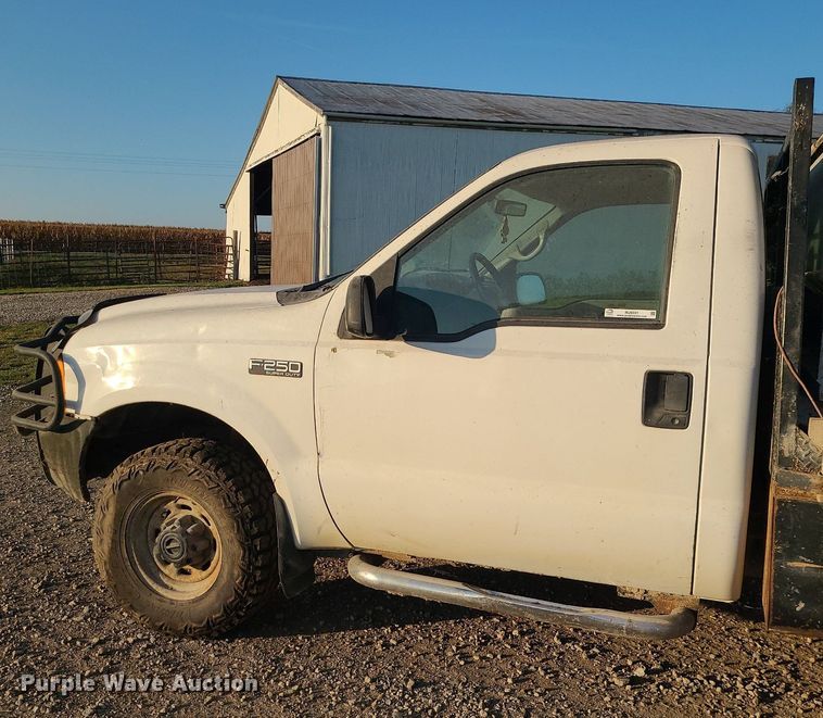 image for item MJ9331 2000 Ford F250 Super Duty  bale bed pickup truck