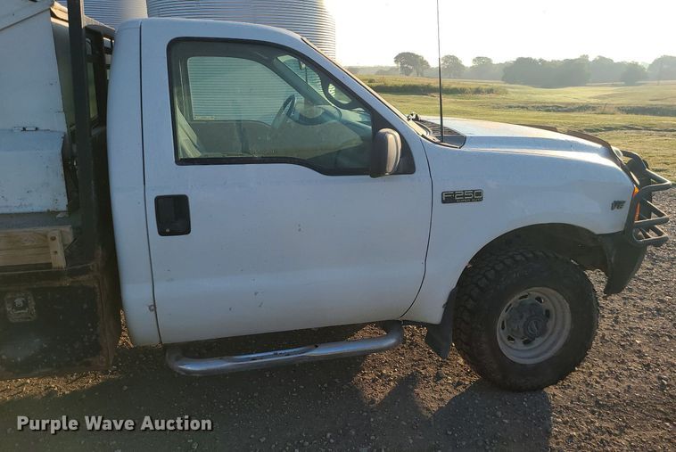 image for item MJ9331 2000 Ford F250 Super Duty  bale bed pickup truck