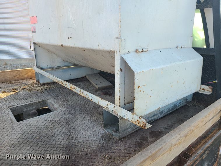 image for item MJ9331 2000 Ford F250 Super Duty  bale bed pickup truck