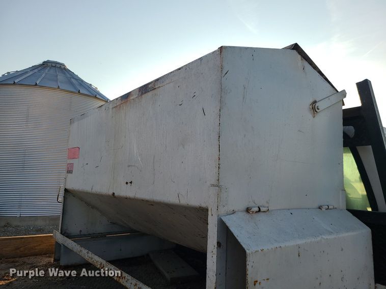 image for item MJ9331 2000 Ford F250 Super Duty  bale bed pickup truck