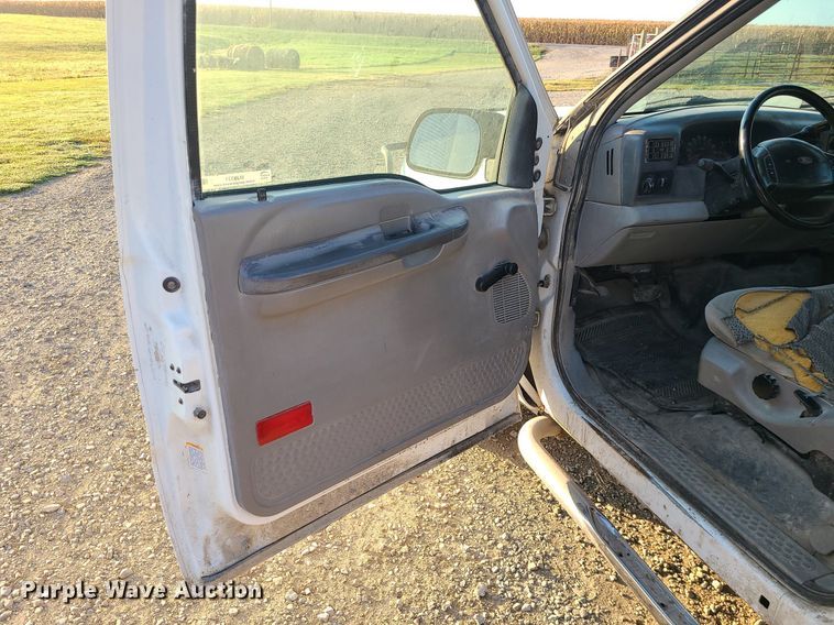 image for item MJ9331 2000 Ford F250 Super Duty  bale bed pickup truck